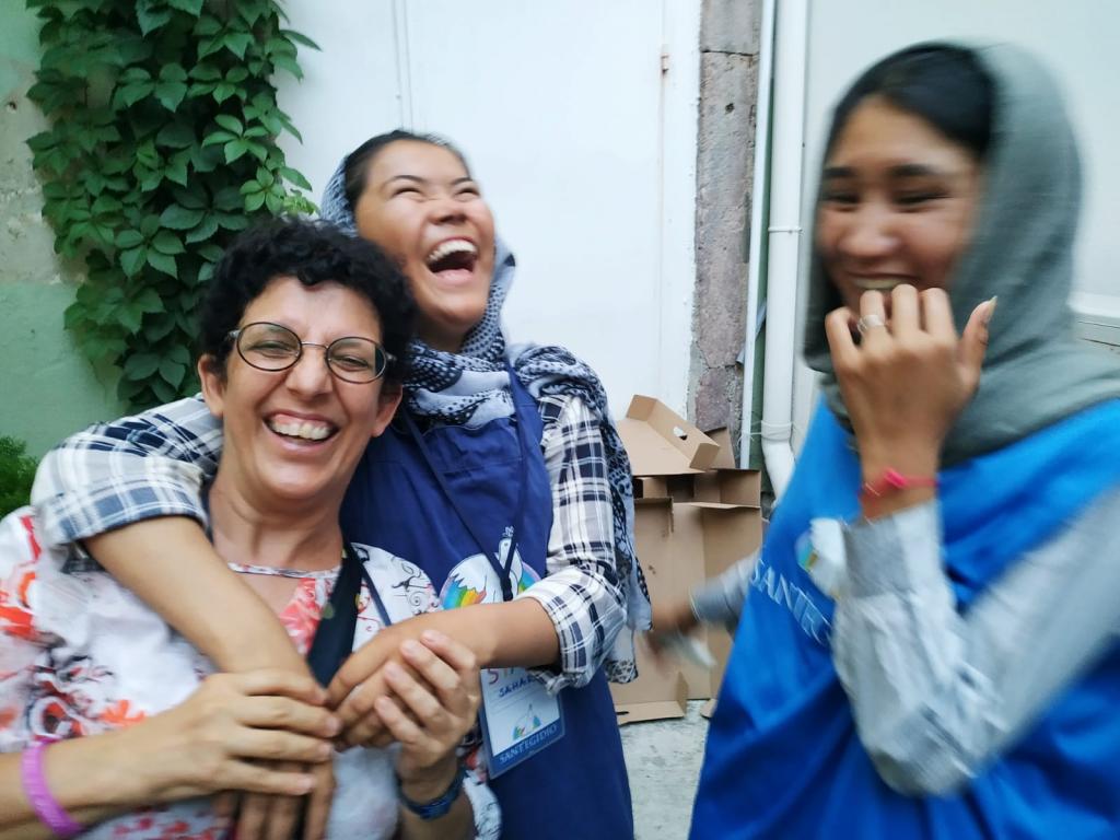In Lesbos wird der #santegidiosummer fortgesetzt - Freundschaft ohne Grenzen trotz der Unterschiede von Sprache und Religion, in der die Armen anderen Armen helfen: Europa, Afrika und Asien vereint